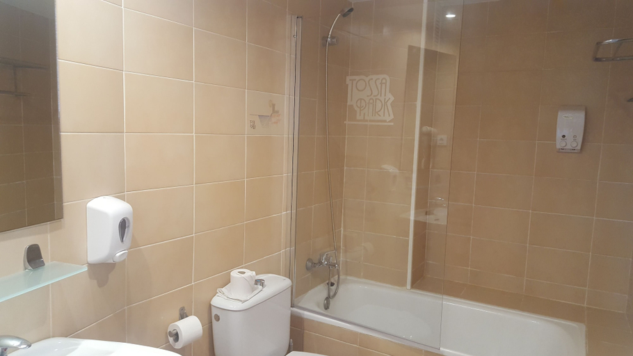 Bathroom 4, Apart-hotel GHT Tossa Park, Girona