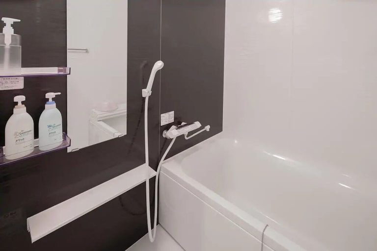 Bathroom 4, Hatch NAGAHORI 702, Osaka