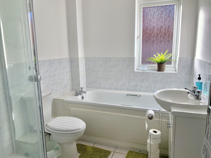 Bathroom, Denim Dreams Apartment, Northamptonshire