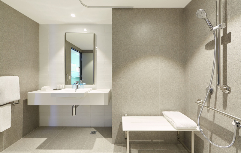 Bathroom 5, Holiday Inn Express NEWCASTLE by IHG, Newcastle - Inner City