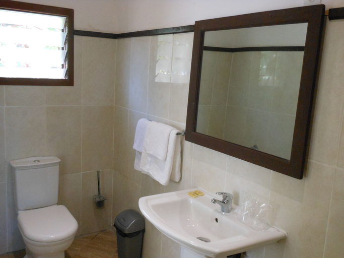 Bathroom 4, Saara Hotel, Boeny