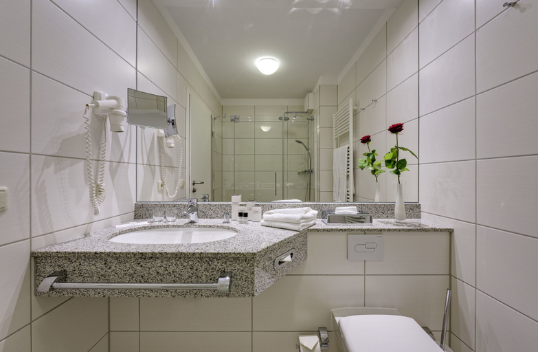 Bathroom 5, Aquamarin Hotel & Spa, Rostock