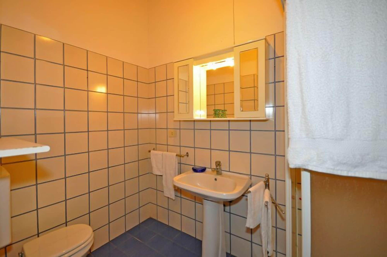 Bathroom 3, Talamone, Grosseto
