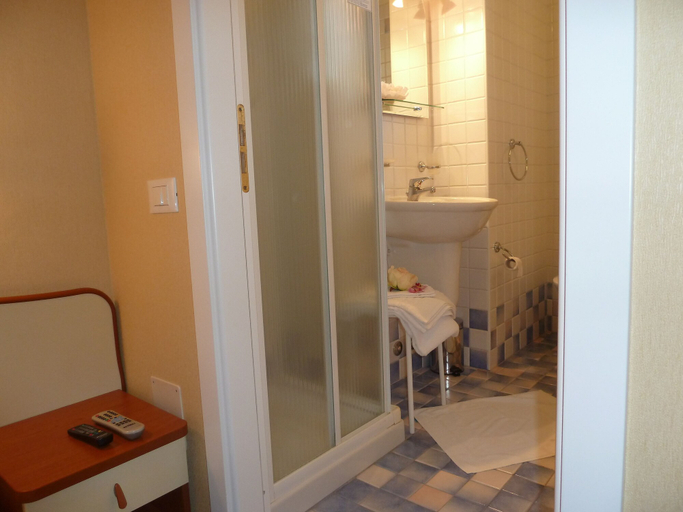 Bathroom 4, Crosal, Rimini