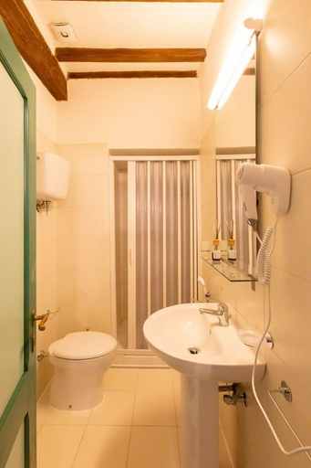 Bathroom 3, Macciangrosso, Siena
