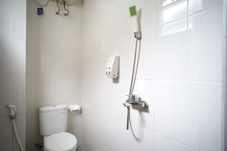 Bathroom 4, OYO 1477 Athar 88 Hotel, Balikpapan