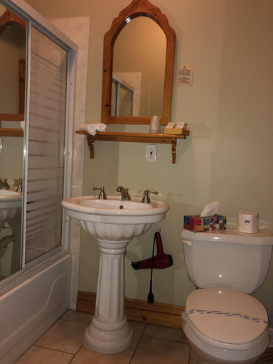 Bathroom 4, Manoir Ramezay, Rouville