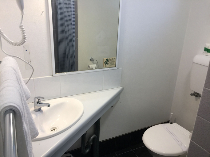 Bathroom 3, Newcastle Motel, Lake Macquarie - North