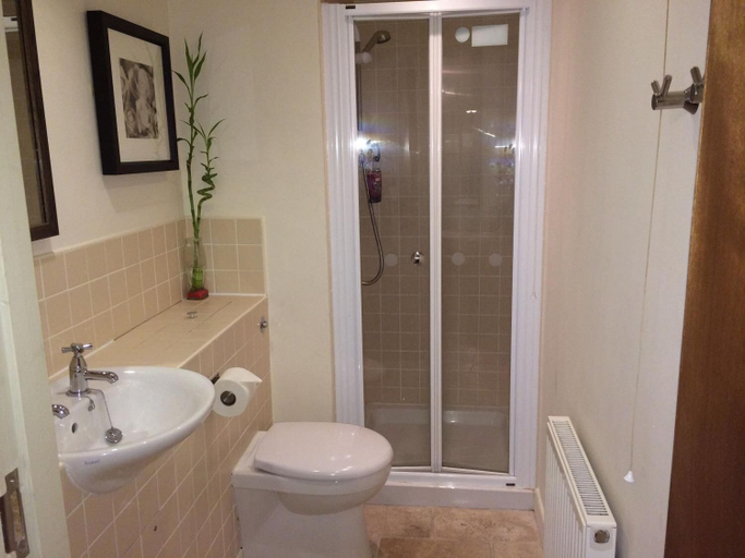 Bathroom 4, Halfway House, Caerphilly