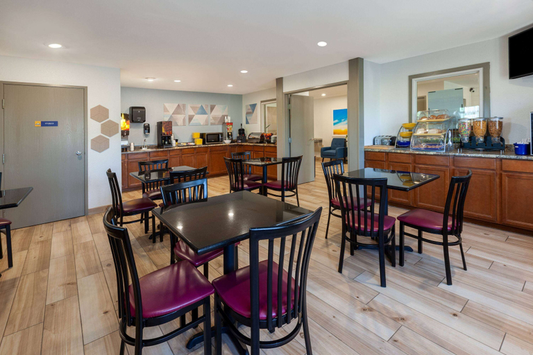 Food & Drinks 5, Days Inn by Wyndham Sturtevant / Racine / Mount Pleasant, Racine