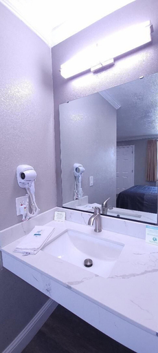 Bathroom 4, Sycamore Inn, Butte