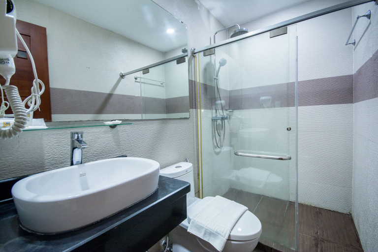 Bathroom 4, Sur Beach Resort, Malay