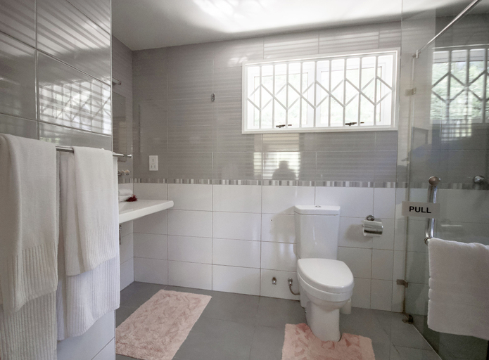 Bathroom 4, Surfers Self-Catering Chalets