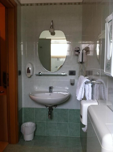 Bathroom 4, Hotel Atleti, Foggia