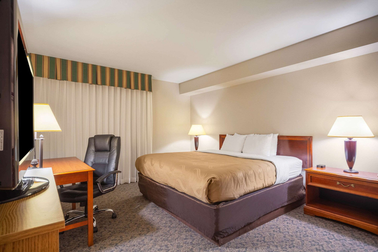 Bedroom 4, Suburban Studios I-80 Grand Island, Hall