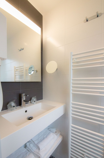 Bathroom 3, Hôtel La Régence, Hauts-de-Seine