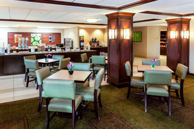 Food & Drinks 5, La Quinta Inn & Suites by Wyndham Milwaukee Bayshore Area, Milwaukee