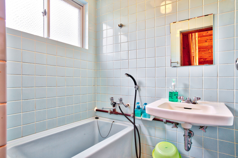 Bathroom 3, Pension Ilmare, Onna