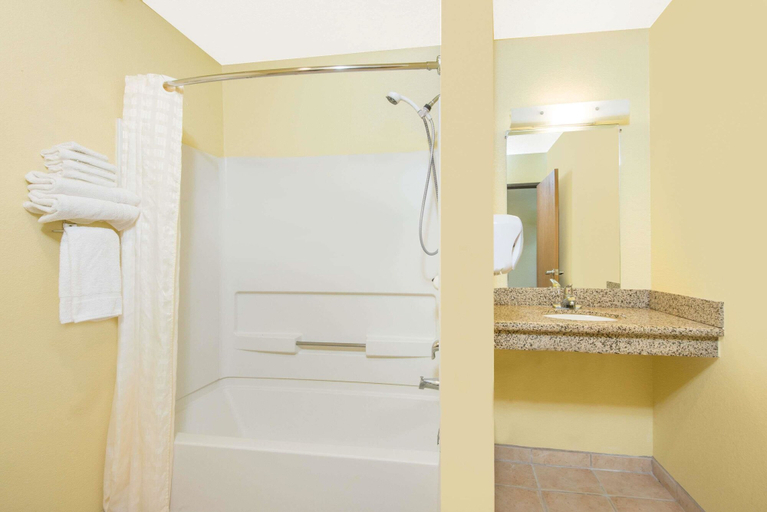 Bathroom 4, Super 8 by Wyndham Moriarty, Torrance