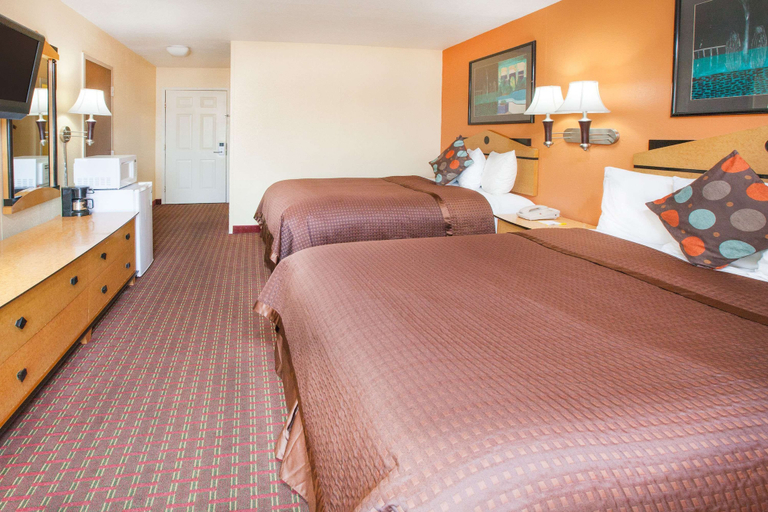 Bedroom 3, Days Inn by Wyndham Alma, Crawford