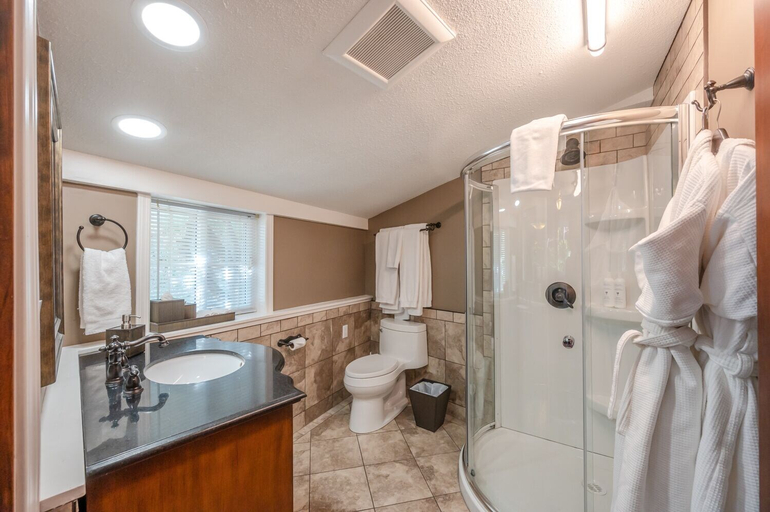 Bathroom 4, Munson Mountain Estates, Okanagan-Similkameen