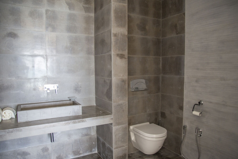 Bathroom 4, The Cliff House, Carthage