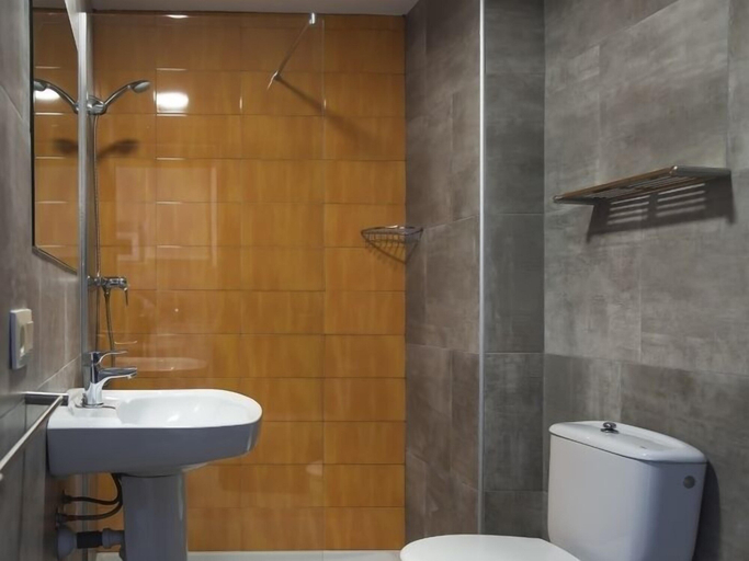 Bathroom, Apartamentos Treumal Park 24, Girona