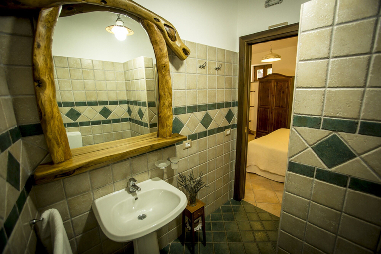 Bathroom 4, Al Belvedere Salina, Messina