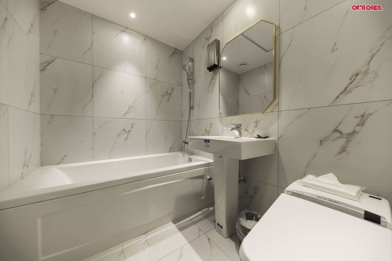 Bathroom 4, Rainbow Hotel, Yuseong