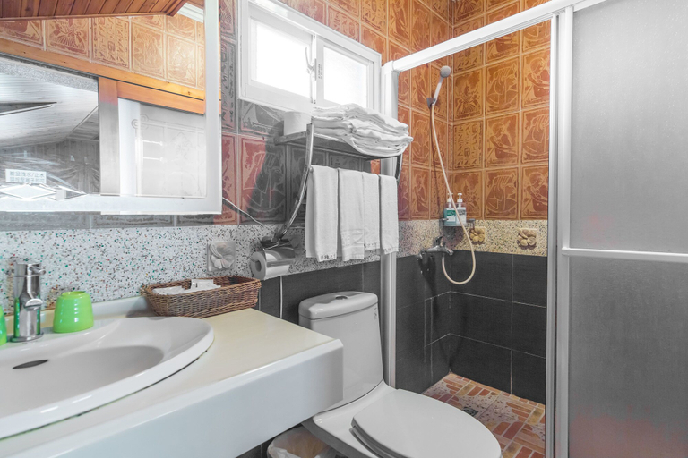 Bathroom 5, Kenting Maya House B&B, Pingtung