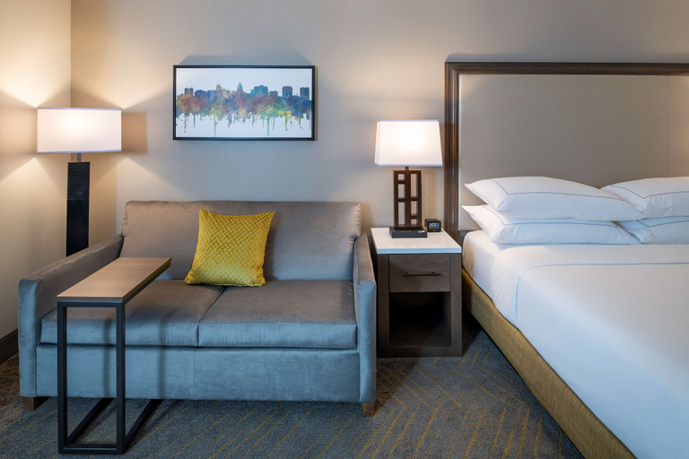 Bedroom 4, Doubletree by Hilton East Madison East, Dane