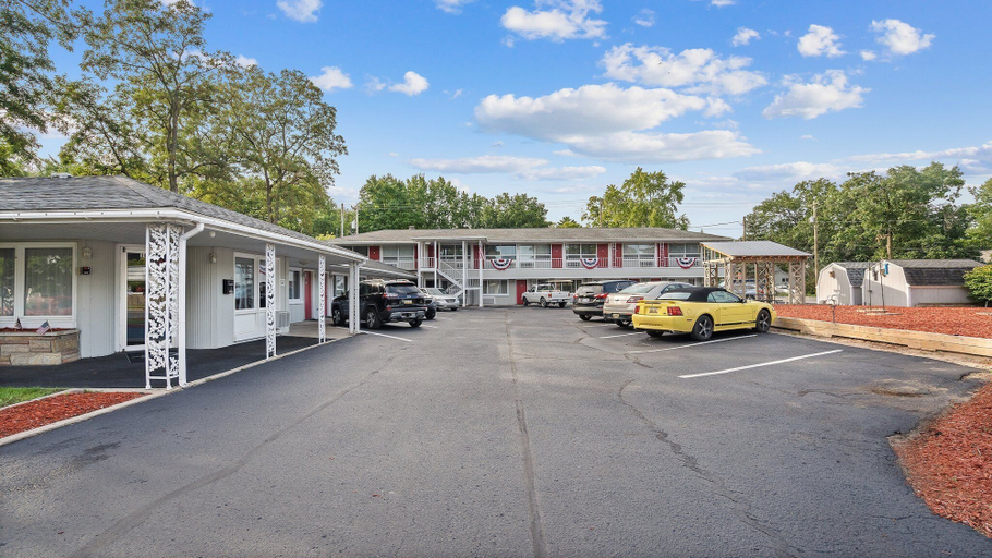 Exterior & Views 2, Grand Traverse Motel, Grand Traverse