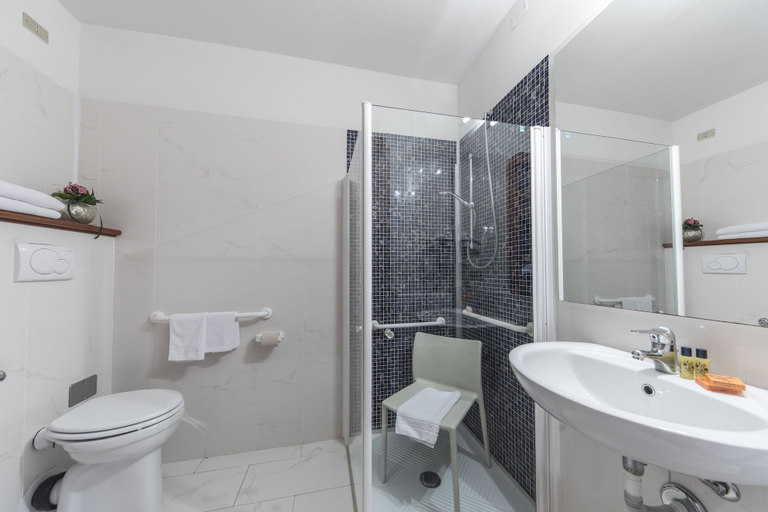 Bathroom 5, Hotel Donatello Imola, Bologna