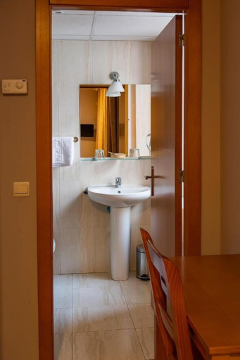 Bathroom 4, Hotel Castilla, Cáceres