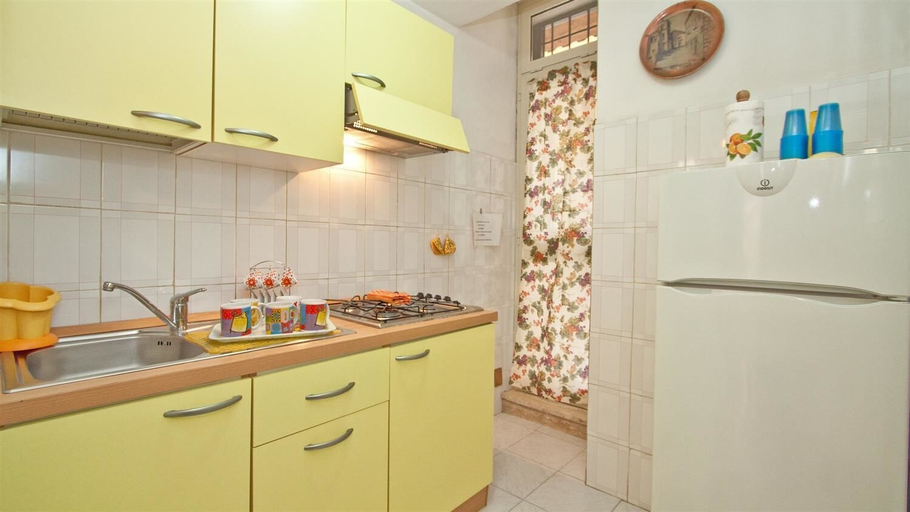 Private kitchen, Rental In Rome Celestino Apartment, Roma