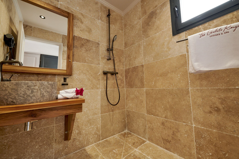 Bathroom 4, Les Galets Rouges Lodges & Spa, Bouillante
