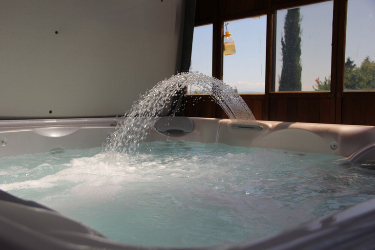 Indoor spa tub, Chez Minnie, Boudry