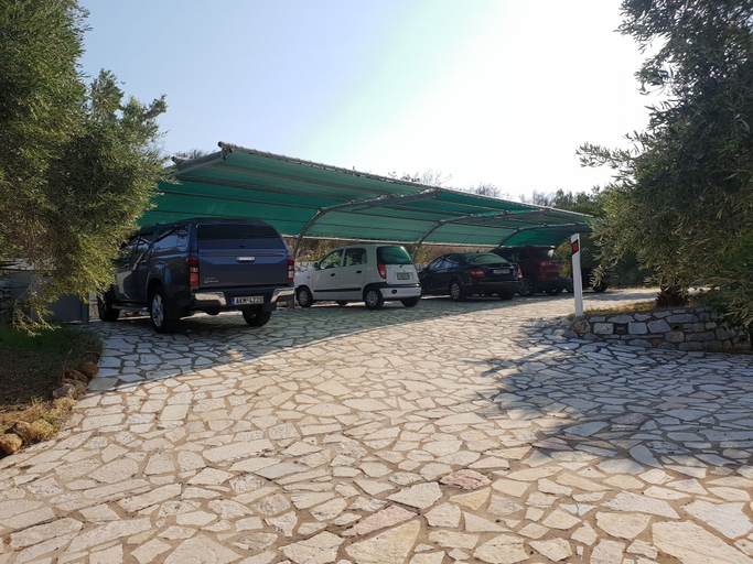 Others 5, Domaine Papakonstantis, Peloponnese