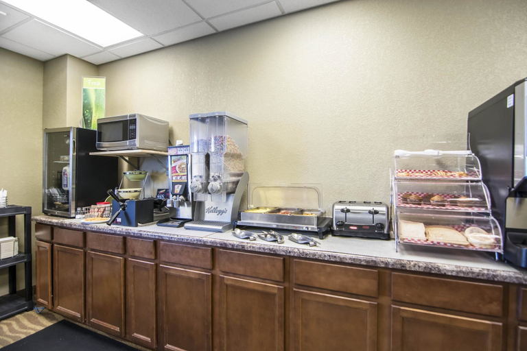 Food & Drinks 5, Quality Inn & Suites Thompson, Division No. 22