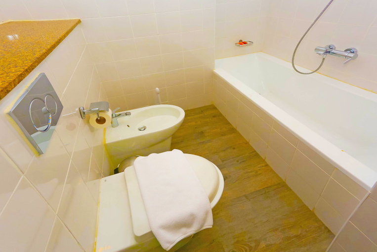 Bathroom, Yanjoon Holiday Homes - Palma Residence, Dubai