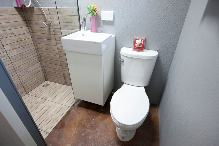 Bathroom 4, WH Hostel, Khlong Toey
