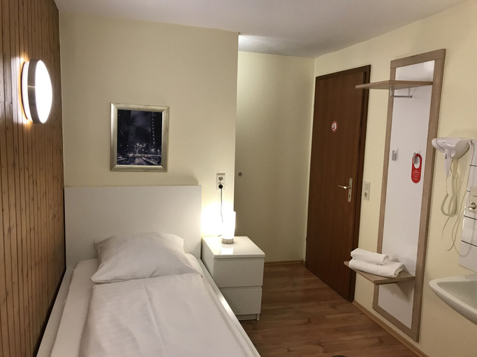 Bedroom 3, Hotel Garni Elisabeth, Göppingen