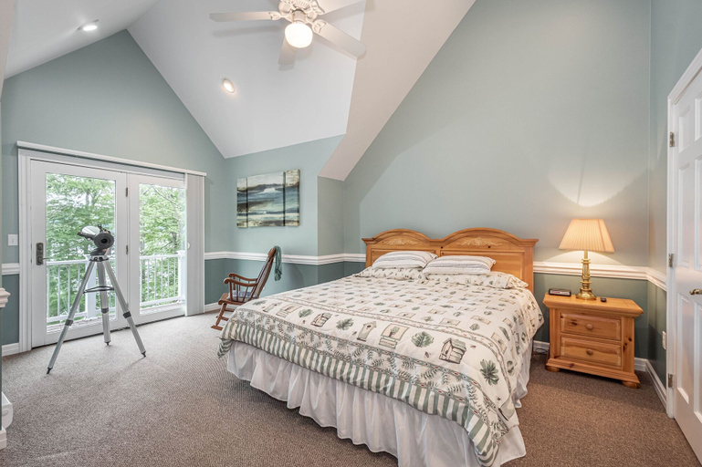 Bedroom 2, Already Hooked, Garrett