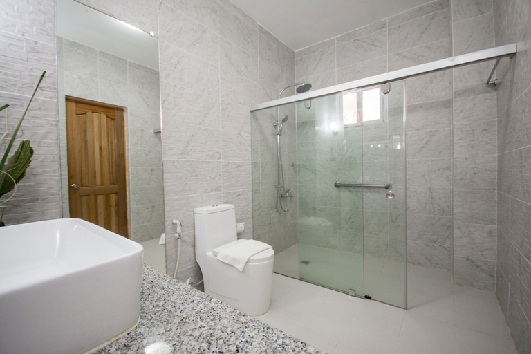 Bathroom 4, Sur Beach Resort, Malay