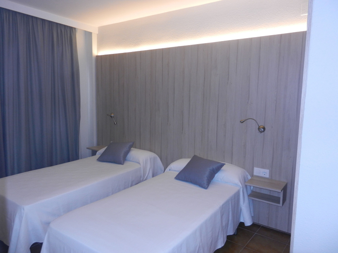 Bedroom 3, Apart-hotel GHT Tossa Park, Girona