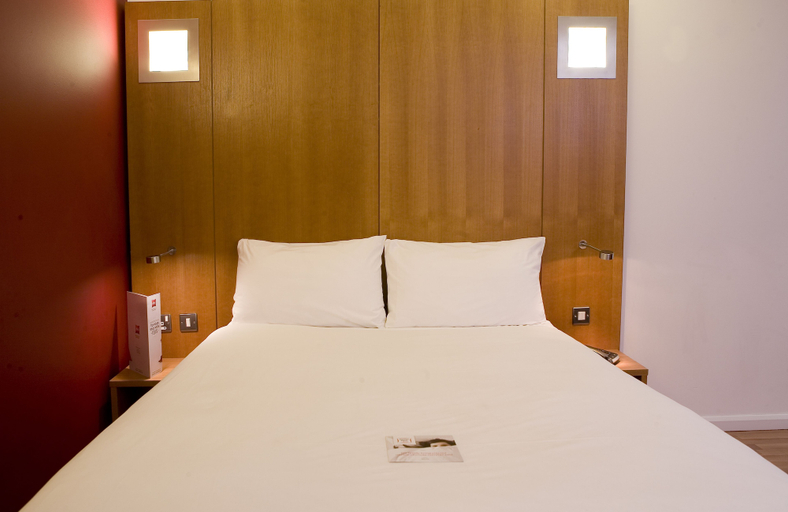 Bedroom 3, ibis Swansea, Swansea