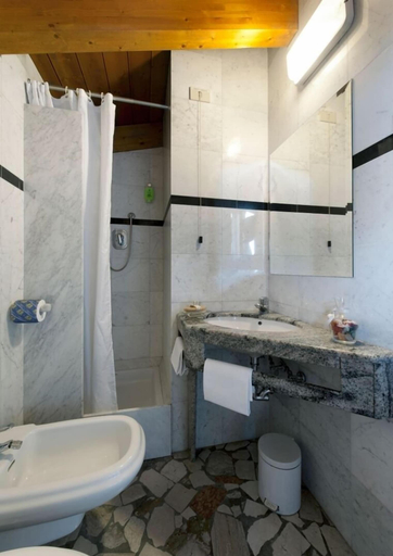 Bathroom 5, Hotel Caselle, Bologna
