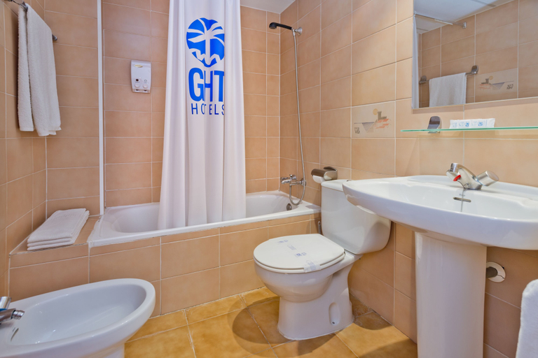 Bathroom 5, Apart-hotel GHT Tossa Park, Girona