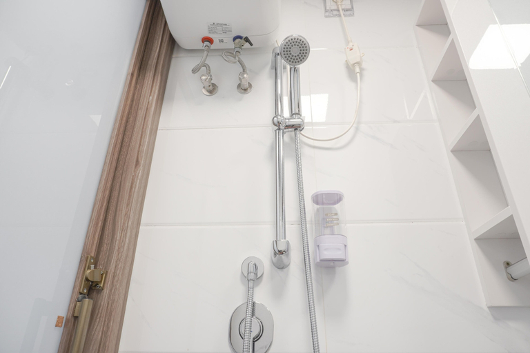 Bathroom 2, Warm And Cozy Stay Studio Apartment At Sky House Bsd, South Tangerang