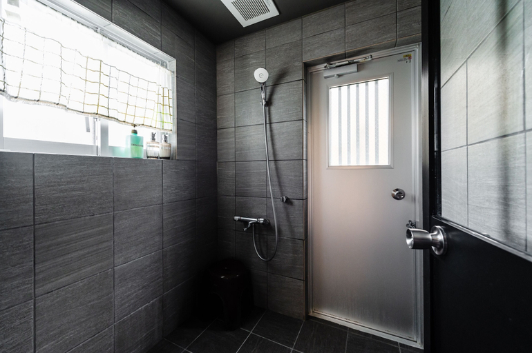 Bathroom 4, Frank’s CHATAN, Chatan